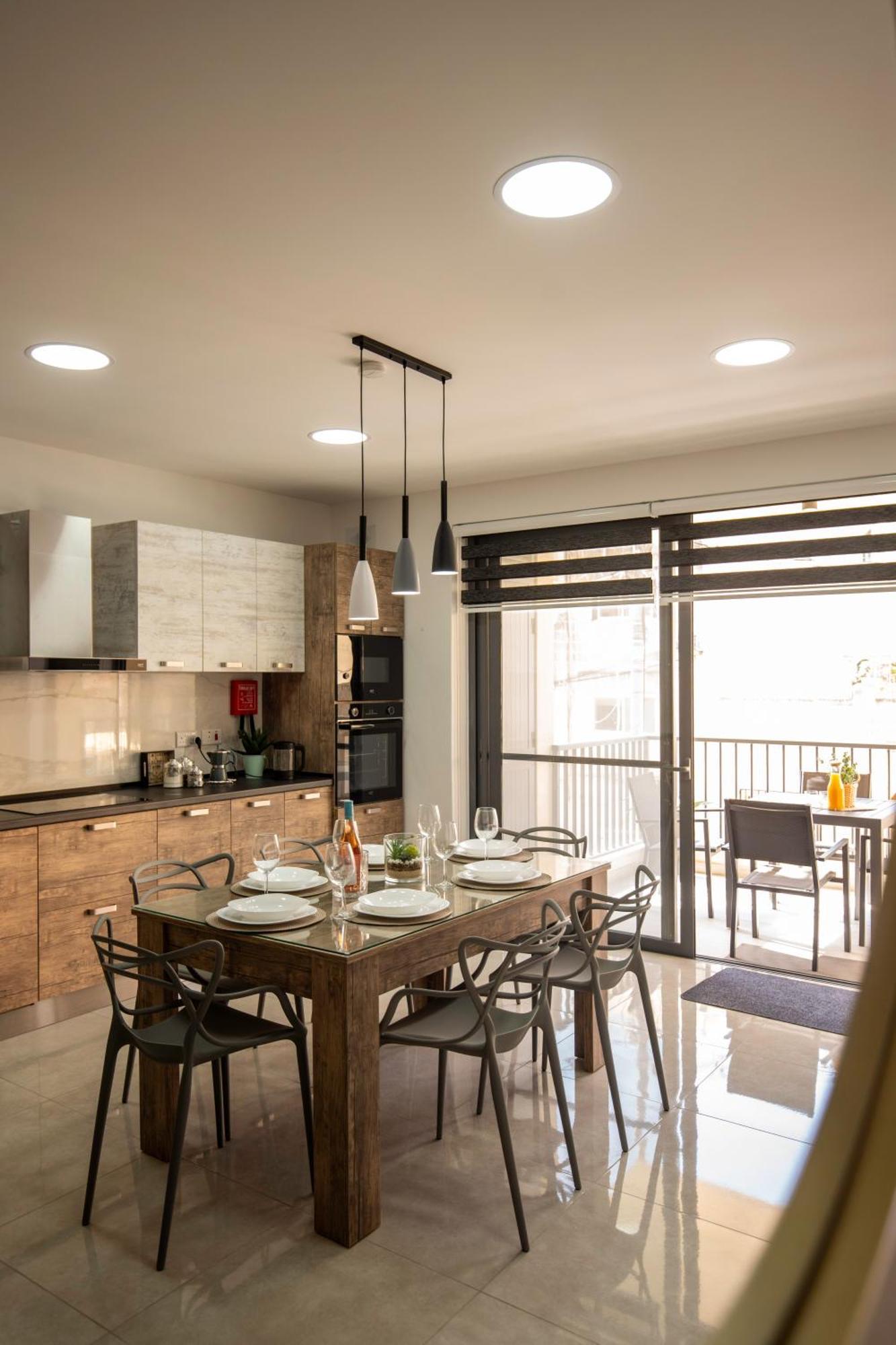 Modern, Bright & Spacious Near The Sea *