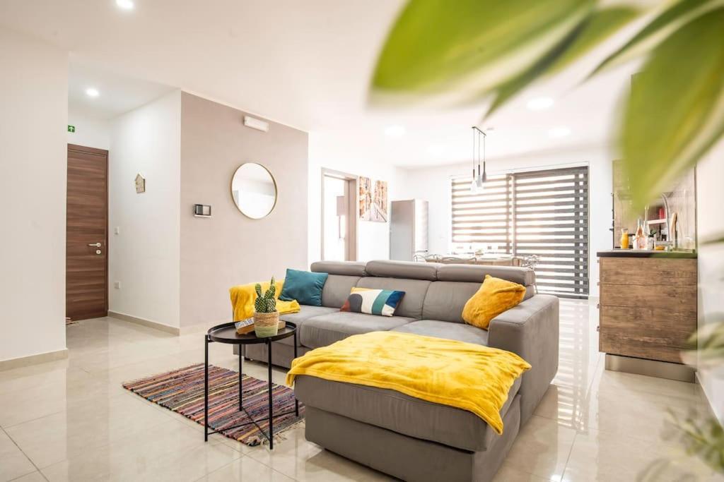 Modern, Bright & Spacious Near The Sea Appartement *
