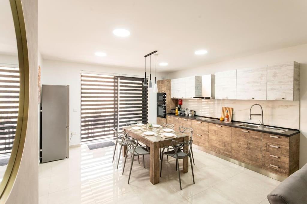 Modern, Bright & Spacious Near The Sea Appartement *