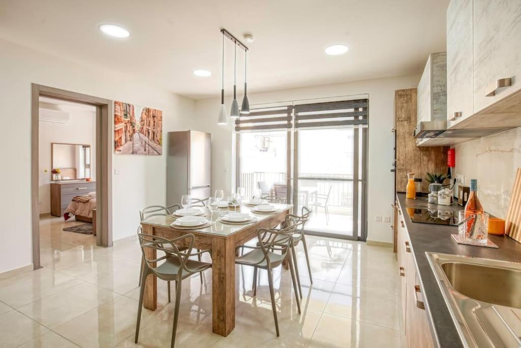 Modern, Bright & Spacious Near The Sea *