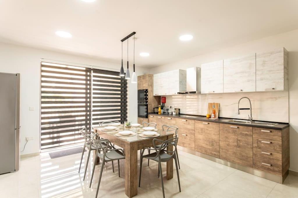 Modern, Bright & Spacious Near The Sea *