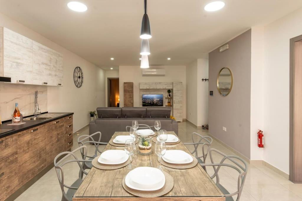 Modern, Bright & Spacious Near The Sea *